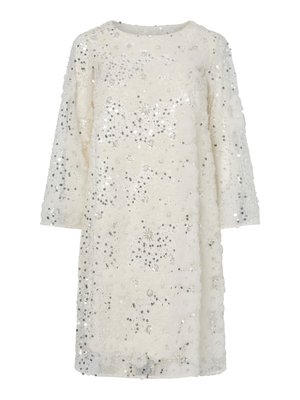 Robe blanche avec des manches 3/4, recouverte de sequins argentés et d'appliqués floraux. Présente un col rond et une silhouette ample.