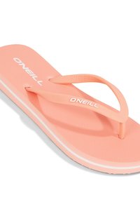 Růžové žabky vyrobené z materiálu bez PVC, s texturovanou stélkou, tenkými řemínky a bílými akcentními pruhy po straně podrážky.
