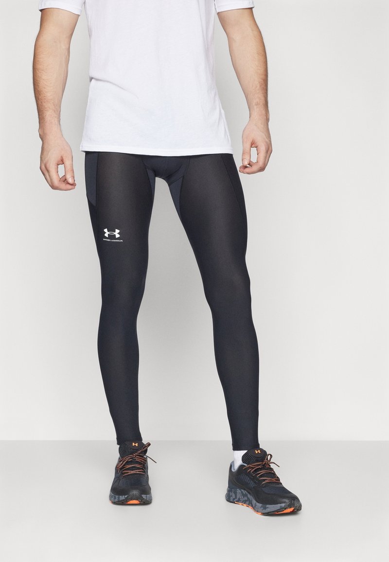 Černé sportovní legíny s těsným střihem, vyrobené z hladkého, elastického materiálu; s bílým logem Under Armour.