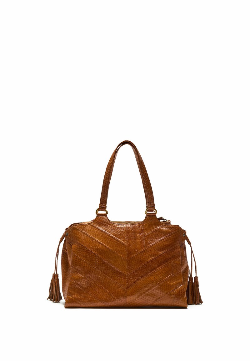 Borsa a mano in pelle marrone con motivo a chevron, due manici superiori e nappe decorative ai lati. Chiusura a cerniera sulla parte superiore.