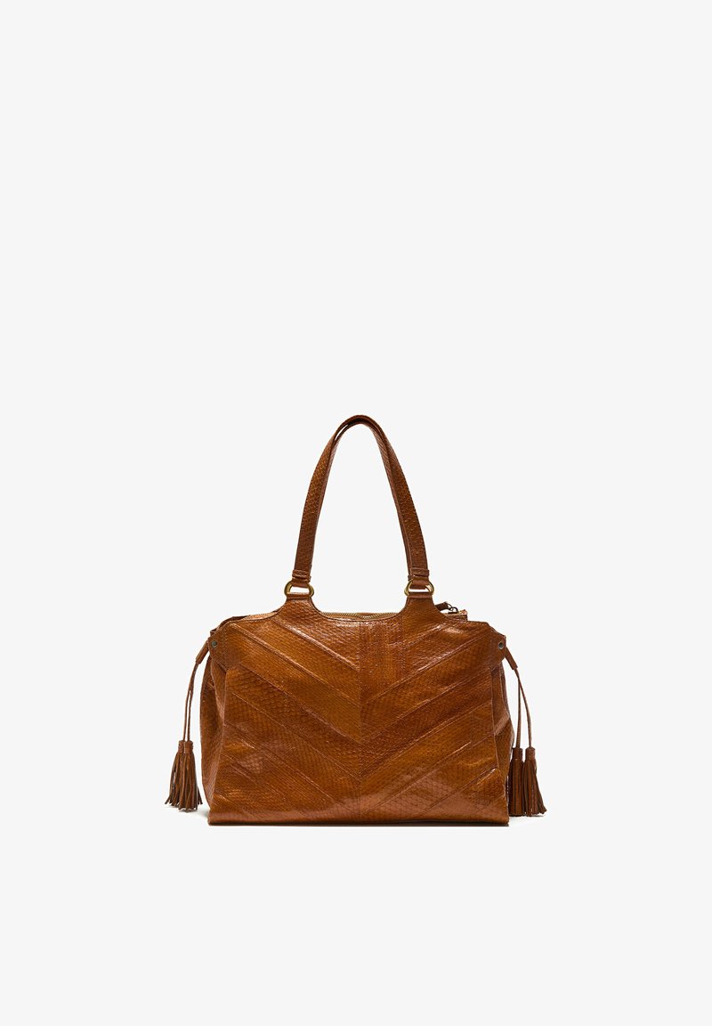 Borsa a mano in pelle marrone con motivo a chevron, due manici superiori e nappe decorative ai lati. Chiusura a cerniera sulla parte superiore.