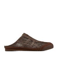 Brązowe wsuwane buty z cholewką z otwartej siateczki, pełnym noskiem i płaską gumową podeszwą, przedstawione z boku na białym tle.