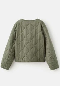 Prošívaná bunda olivově zelené barvy s hladkou texturou, kulatým výstřihem a vlnitým vzorem stehů na zádech a rukávech.