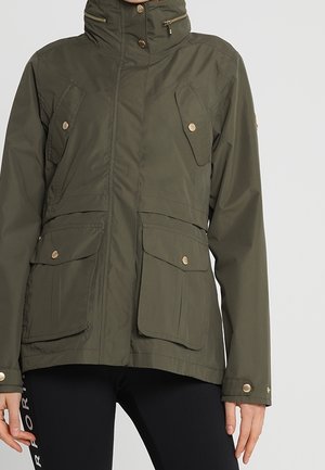 Olivgrüne Jacke mit vier vorderen Klapptaschen, Druckknöpfen, einer Reißverschlusstasche auf der Brust und hohem Kragen.