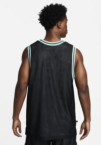 Camiseta de baloncesto negra de malla con un patrón texturizado y cuello a rayas verde y blanco. El diseño sin mangas permite una mayor libertad de movimiento.