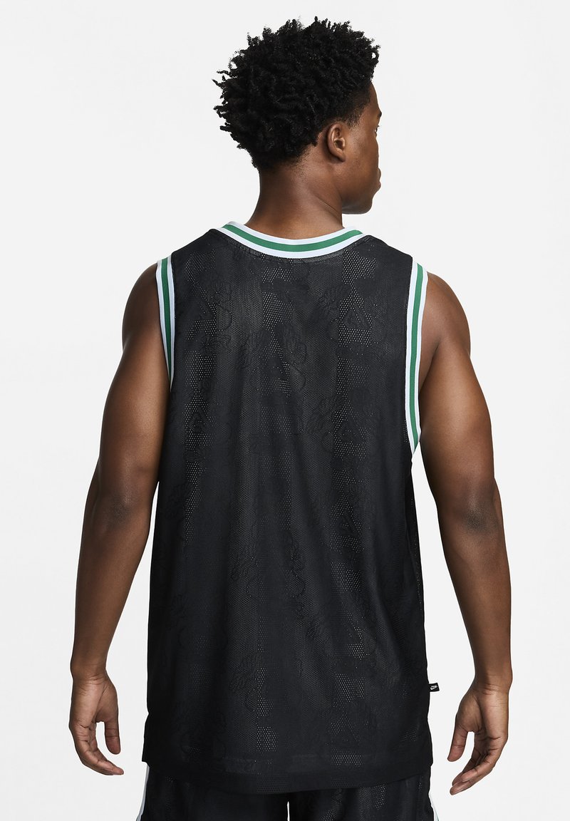 Maillot de basket-ball en mesh noir avec un motif texturé et un col rayé vert et blanc. Le design sans manches permet une grande liberté de mouvement.