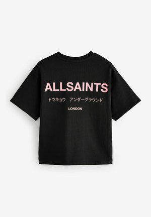 Schwarzes T-Shirt mit kurzen Ärmeln, auf dem Rücken mit großen pinken Buchstaben "ALLSAINTS" bedruckt, darunter japanische Schriftzeichen und "LONDON".