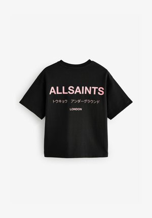 Fekete, rövid ujjú póló, nagy rózsaszín felirattal a hátsó részen: "ALLSAINTS", alatta japán karakterekkel és "LONDON" felirattal.
