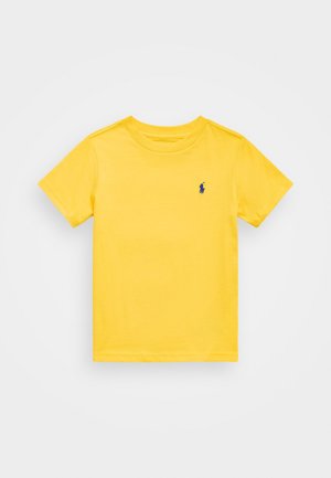 Gul kortærmet crewneck t-shirt med lille mørkeblå broderet logo på venstre brystside mod hvid baggrund.