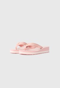 Rosa kileflip-flop med stripete tekstilremmer og hvite horisontale striper på sålen, vist mot en ensfarget lys bakgrunn.