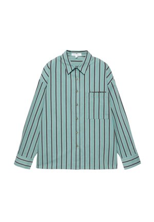 Camicia a maniche lunghe con bottoni, a righe verticali turchesi, nere e bianche, con colletto e taschino sul petto con dettagli testuali sottili.