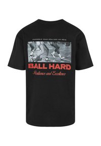 Sort bomulds t-shirt med et stort grafik af basketballspillere og rød tekst, der står "BALL HARD" med "Resilience and Excellence" nedenfor.
