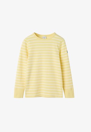 Geel shirt met lange mouwen voorzien van horizontale witte strepen, een ronde halslijn en gemaakt van zacht katoen. Heeft een klein zwart label op de mouw.