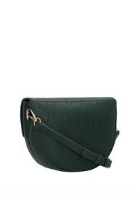 Sac bandoulière en similicuir vert avec logo embossé, forme arrondie, ferrures dorées et bandoulière ajustable pour plus de polyvalence.