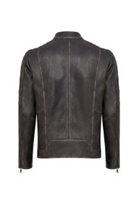 Bruine leren motorjack met een gladde textuur, ritsmanchetten en gewatteerde schouderaccenten. Het heeft een gestructureerd ontwerp en achterste naden.