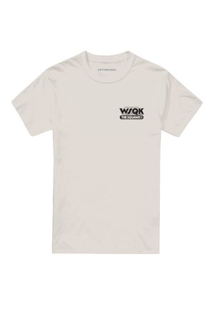 Cotton T-shirt in light beige, short sleeves, crew neck, featuring a black graphic print with the text "WSQK THE SQUAWK" on the left chest.
