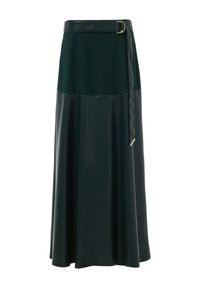 Lange rok van donkergroen faux leer en suède. Kenmerkt zich door een brede riem met een gouden gesp en een vloeiende A-lijn silhouet.