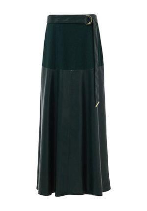 Lange rok van donkergroen faux leer en suède. Kenmerkt zich door een brede riem met een gouden gesp en een vloeiende A-lijn silhouet.