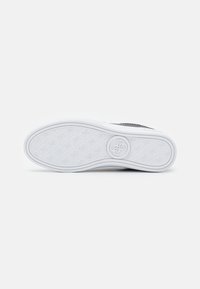 Guess BECKIE - Baskets basses - blkbl