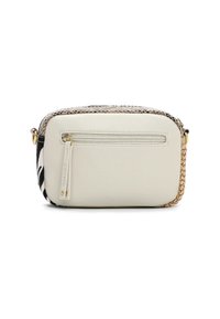 Borsa in pelle color crema con un dettaglio intrecciato, dotata di una tasca posteriore con zip e chiusura a zip, con motivi a strisce nere e bianche sui lati.