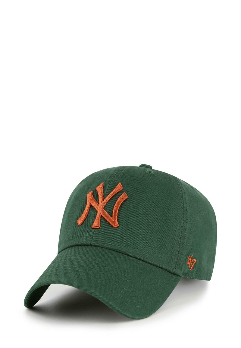 Dunkelgrüner Baseballcap mit einem orangefarbenen, gestickten "NY"-Logo auf der Vorderseite und einem kleineren orangefarbenen "47"-Logo an der Seite. Aus Baumwollmaterial.