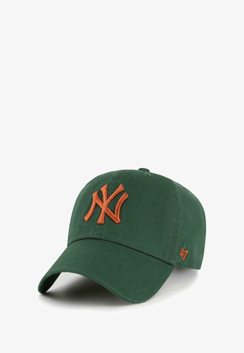 Dunkelgrüner Baseballcap mit einem orangefarbenen, gestickten "NY"-Logo auf der Vorderseite und einem kleineren orangefarbenen "47"-Logo an der Seite. Aus Baumwollmaterial.