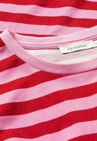 Gestreept shirt met afwisselend rode en roze horizontale strepen, een roze halslijn en een zachte katoentextuur. Label zichtbaar.