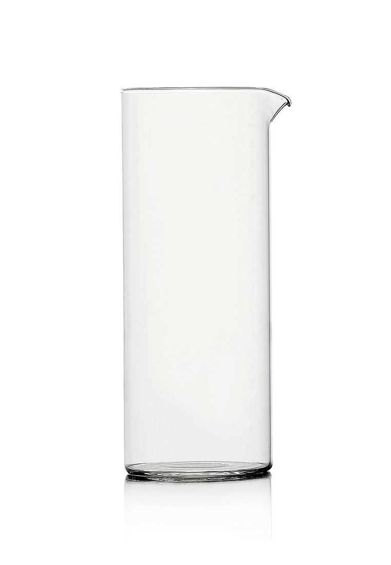Przezroczysty szklany zlewka o cylindrycznym kształcie, z ostrym wylewem i płaską podstawą; gładka faktura; prosty, nieskazitelny design.
