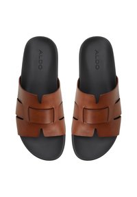 Brune lædersandaler med bred strop, der har udsnitte detaljer og en central accent. Sort gummisål med præget brandlogo.
