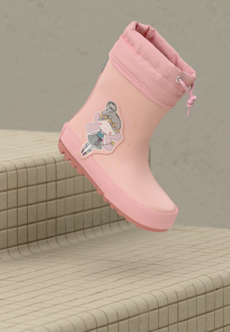 Botte de pluie rose pour enfants avec une illustration de fée et un système de fermeture à cordon, positionnée au-dessus de marches carrelées beiges.