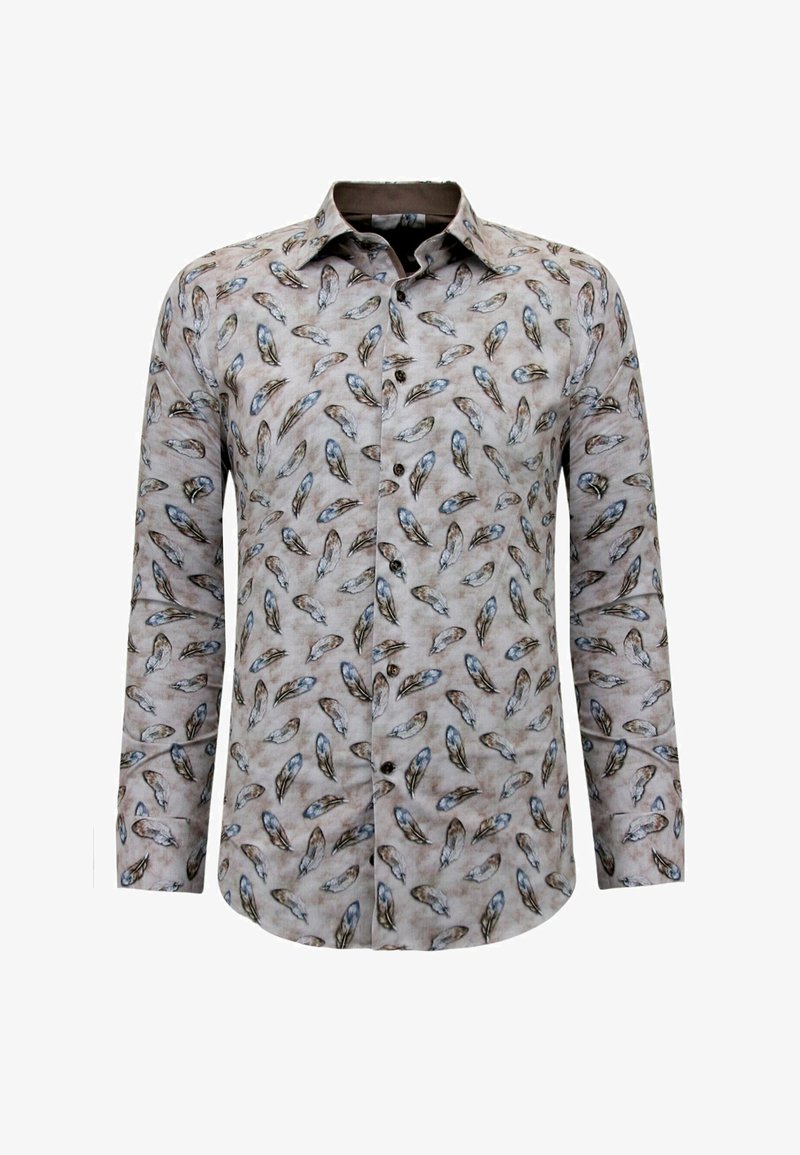 Lange mouwen overhemd met kraag in licht beige stof met een herhalend patroon van veren in blauw en bruintinten; knoopsluiting aan de voorkant.