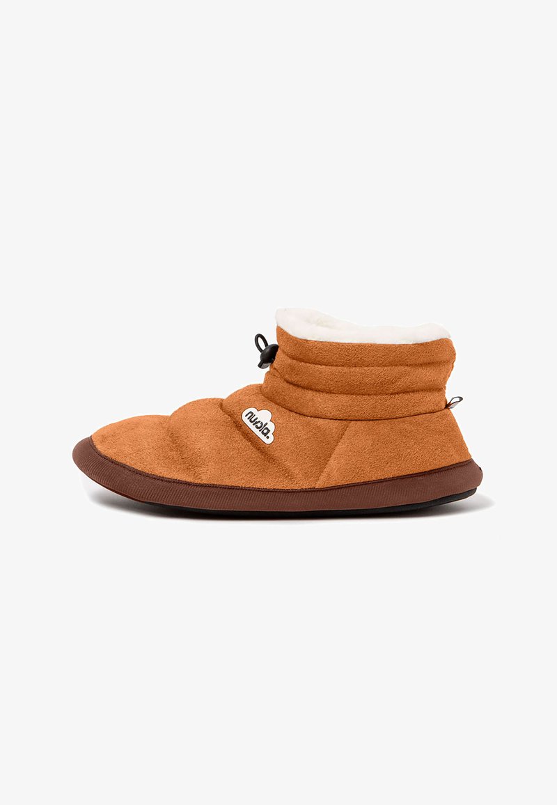 Zapatillas de casa de forro marrón con un diseño acolchado, forro blanco de felpa y suela de goma. Presenta cierre con cordón y un parche con el logo.