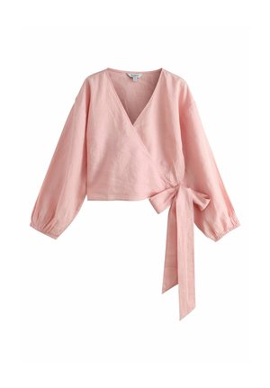 Bluza roz de tip wrap cu mâneci lungi, decolteu adânc în V, manșete elastice și fundă legată pe partea laterală a taliei, fabricată din material ușor.