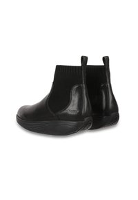 Bottes noires à la cheville avec un extérieur en cuir lisse et des panneaux en maille élastique pour un ajustement flexible. Équipées d'une semelle texturée pour une meilleure adhérence et un soutien optimal.