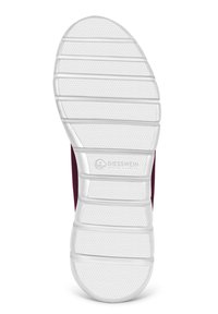 Roter Sneaker mit flexibler weißer Gummisohle, strukturiert für Grip, und einem weichen Strick-Obermaterial, das bis zum Knöchel reicht.