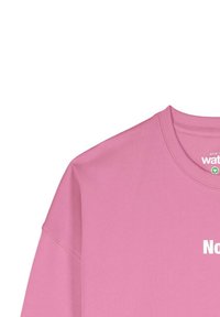 Rosa Sweatshirt mit rundem Ausschnitt und kurzen Ärmeln. Mit weißem Text und einem Etikett mit grünem Emblem. Glatte Stofftextur.