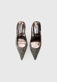 Pantofi cu toc slingback, cu vârful ascuțit, realizați din material metalic gri, împodobiți cu ținte decorative, având un interior neted.