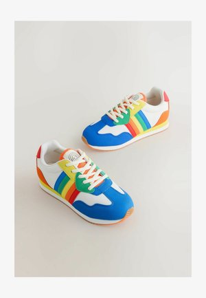 Kleurrijke sneakers met een blauwe synthetische bovenkant, witte panelen, veelkleurige strepen en rubberen zolen. Voorzien van veters en een afgeronde neus.