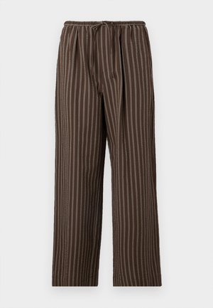 Smeđe prugaste hlače s elastičnim pojasom i vezicama, s vertikalnim bijelim tankim prugama i opuštenim dizajnom ravnih nogavica.