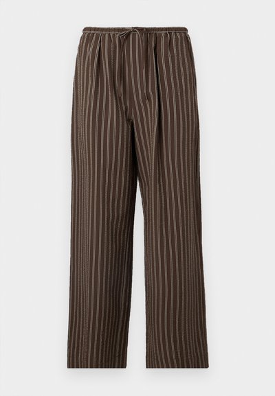 Καφέ ριγέ παντελόνια με ελαστική μέση και κορδόνι, με κάθετες λευκές λεπτές ρίγες και χαλαρή, ευθεία γραμμή ποδιού.