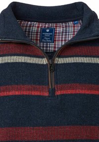 Navy pullover trui met rode en crèmekleurige horizontale strepen. Voorzien van een ritssluiting bij de kraag en een geruite binnenvoering. Zachte textuur.