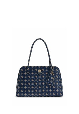 Sac à main Guess bleu marine avec motif logo beige, doubles poignées, plaque logo métallique à l'avant et étiquette de bagage attachée avec porte-clés.