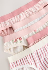 Quatre paires de sous-vêtements pour femmes dans des nuances de rose. Comprend des motifs floraux, un tissu en coton doux et différents styles de taille.