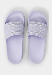 Lila sklidesandaler gjorda av mjuk gummi med texturerade fotbäddar, med två vita iriserande ränder och präglat logodetalj.