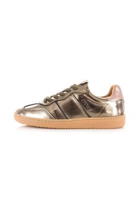 Lage metallic bronzen sneaker met een tan zool, donkere veters, roze hielaccent en reliëf merklogo aan de zijkant.