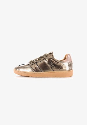 Lage metallic bronzen sneaker met een tan zool, donkere veters, roze hielaccent en reliëf merklogo aan de zijkant.