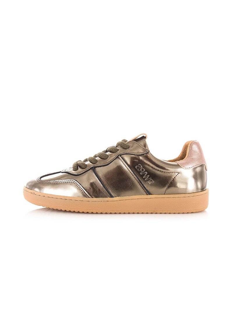 Lage metallic bronzen sneaker met een tan zool, donkere veters, roze hielaccent en reliëf merklogo aan de zijkant.