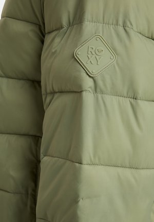 Olijfgroene pufferjack met een gewatteerde textuur, voorzien van een diamanten Roxy-logo-applicatie en subtiele stikdetails.