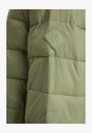 Oliven grøn pufferjakke med quiltet tekstur, der har en diamantformet Roxy-logo patch og subtile syninger.