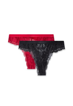 Lace stringtangas in rood en zwart, met golvende randen en zachte elastische banden, die ingewikkelde bloempatronen tonen.